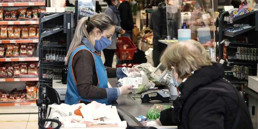 Ανατιμήσεις και στα είδη τροφίμων – Ανεβαίνουν οι τιμές στα ράφια των προϊόντων