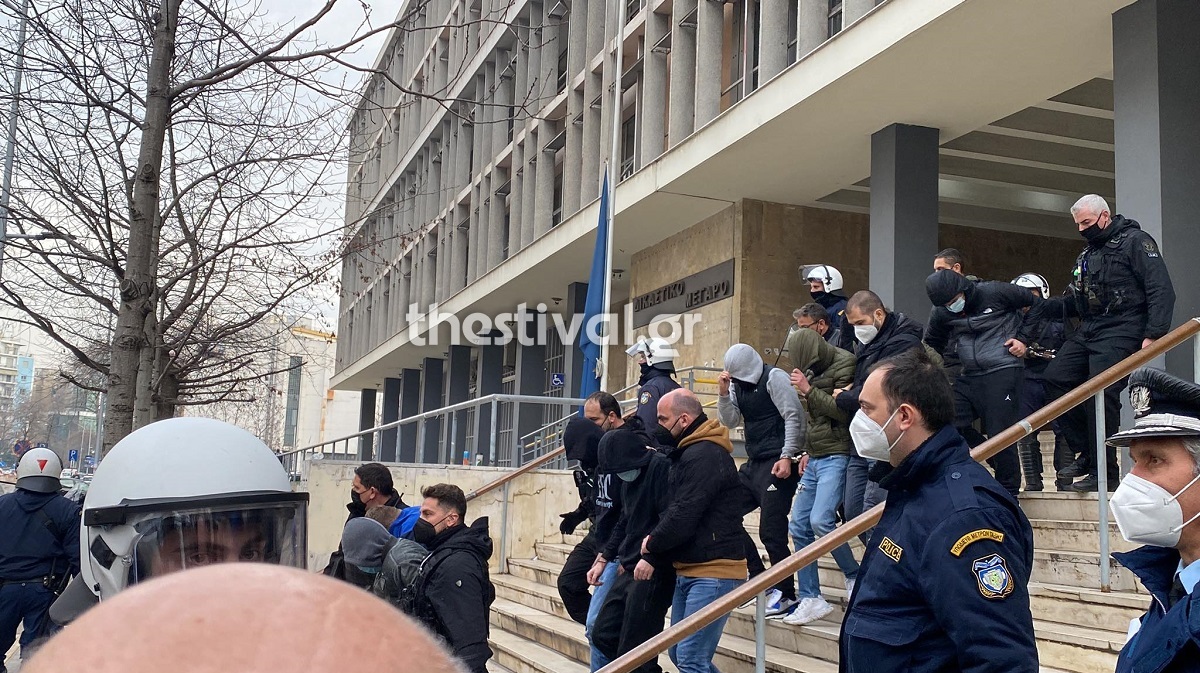 Προθεσμία για να απολογηθούν πήραν οι 8 συλληφθέντες για τη δολοφονία του Άλκη Προθεσμία για να απολογηθούν πήραν οι 8 συλληφθέντες για τη δολοφονία του Άλκη