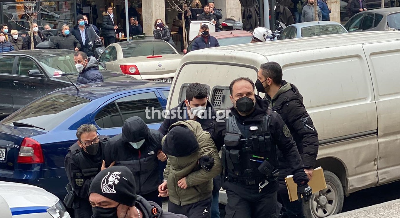 Με αποδοκιμασίες και βρισιές οδηγήθηκαν στο Δικαστικό Μέγαρο οι 8 συλληφθέντες για τη δολοφονία του Άλκη Με αποδοκιμασίες και βρισιές οδηγήθηκαν στο Δικαστικό Μέγαρο οι 8 συλληφθέντες για τη δολοφονία του Άλκη