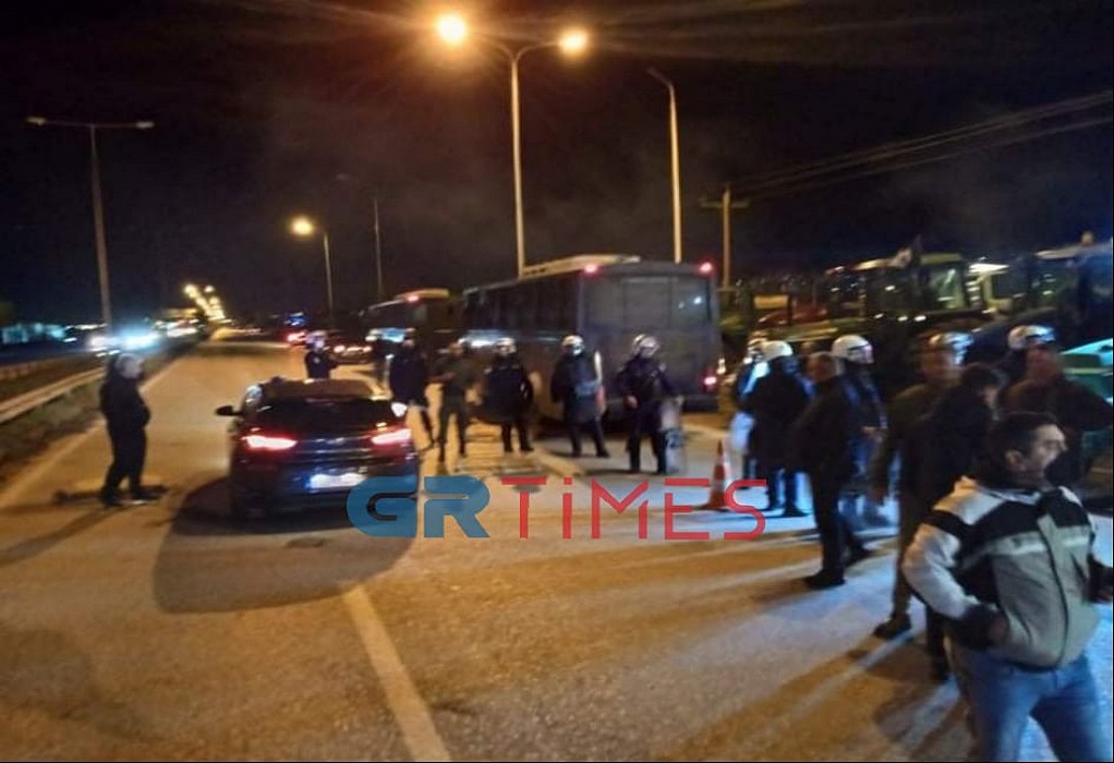 Ένταση και «κλεφτοπόλεμος» με τους αγρότες στον κόμβο Θέρμης Ένταση και «κλεφτοπόλεμος» με τους αγρότες στον κόμβο Θέρμης