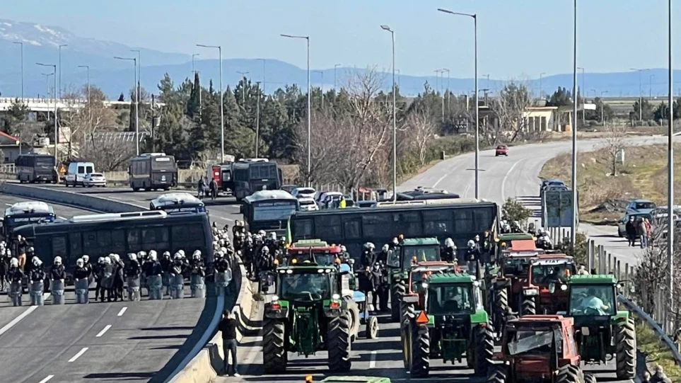 Βγήκαν στη Νίκαια τα τράκτερ – Μπλόκο από δυνάμεις των ΜΑΤ