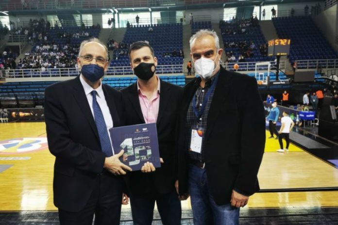 Μουντομπάσκετ 2023: Λεχούδης και Πεταλωτής δώρισαν στον πρόεδρο της ΕΟΚ την επετειακή έκδοση του Δήμου Κομοτηνής στο περιθώριο της νίκης της Ελλάδας επί της Τουρκίας