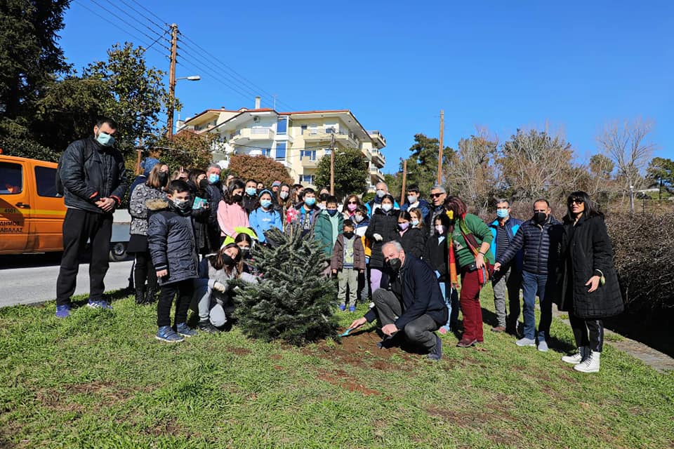 Δήμος Καβάλας / Δημοτική Βιβλιοθήκη «Βασίλης Βασιλικός»: Τα παιδιά δημιούργησαν το Άλσος των Παραμυθιών!