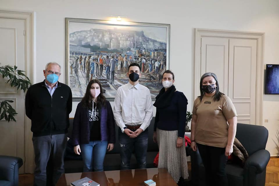 Οι μαθητές του 6ου Λυκείου Καβάλας παρουσίασαν το βραχιόλι έκτακτης ανάγκης στον Δήμαρχο Καβάλας, Οι μαθητές του 6ου Λυκείου Καβάλας παρουσίασαν το βραχιόλι έκτακτης ανάγκης στον Δήμαρχο Καβάλας,