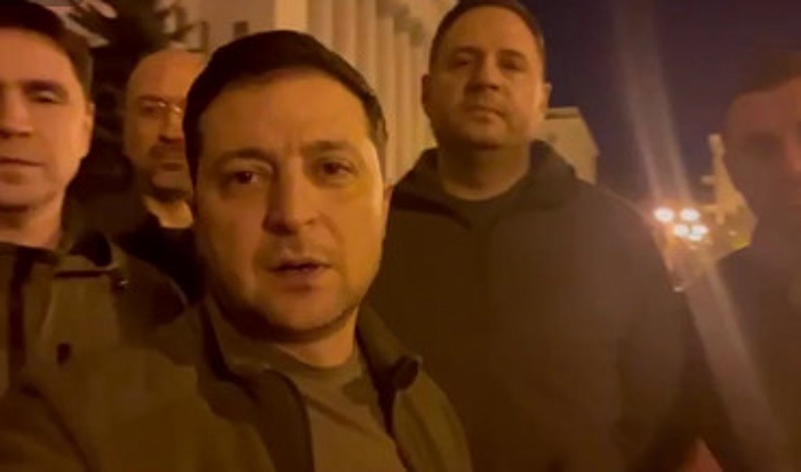 Ανάρτηση Ζελένσκι από Κίεβο: «Είμαστε εδώ, υπερασπιζόμαστε την πατρίδα» Ανάρτηση Ζελένσκι από Κίεβο: «Είμαστε εδώ, υπερασπιζόμαστε την πατρίδα»
