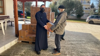 Διανομή τροφίμων σε άπορες οικογένειες από την Ι.Μ. Μαρωνείας και Κομοτηνής Διανομή τροφίμων σε άπορες οικογένειες από την Ι.Μ. Μαρωνείας και Κομοτηνής