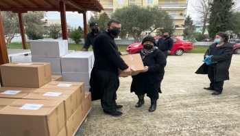 Διανομή τροφίμων σε άπορες οικογένειες από την Ι.Μ. Μαρωνείας και Κομοτηνής Διανομή τροφίμων σε άπορες οικογένειες από την Ι.Μ. Μαρωνείας και Κομοτηνής