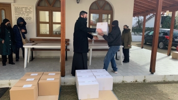 Διανομή τροφίμων σε άπορες οικογένειες από την Ι.Μ. Μαρωνείας και Κομοτηνής Διανομή τροφίμων σε άπορες οικογένειες από την Ι.Μ. Μαρωνείας και Κομοτηνής