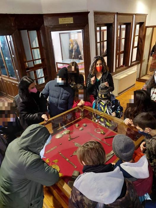 Μαθητές της Στ΄τάξης του 4ου δημοτικού σχολείου Κομοτηνής στο Λαογραφικό Μουσείο Μαθητές της Στ΄τάξης του 4ου δημοτικού σχολείου Κομοτηνής στο Λαογραφικό Μουσείο