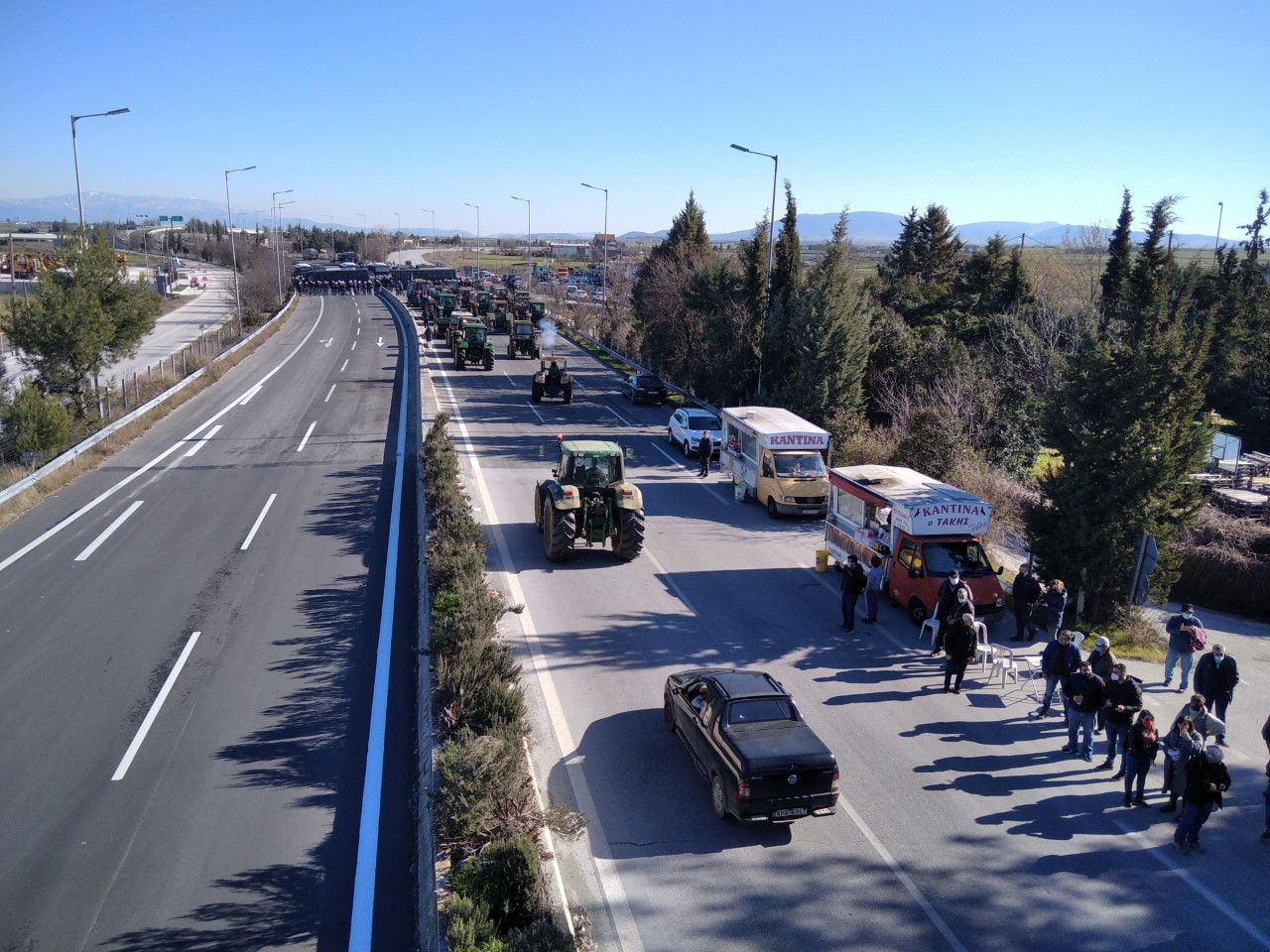 Συμβολικός αποκλεισμός στην Εθνική Οδό από τους αγρότες στο μπλόκο της Νίκαιας
