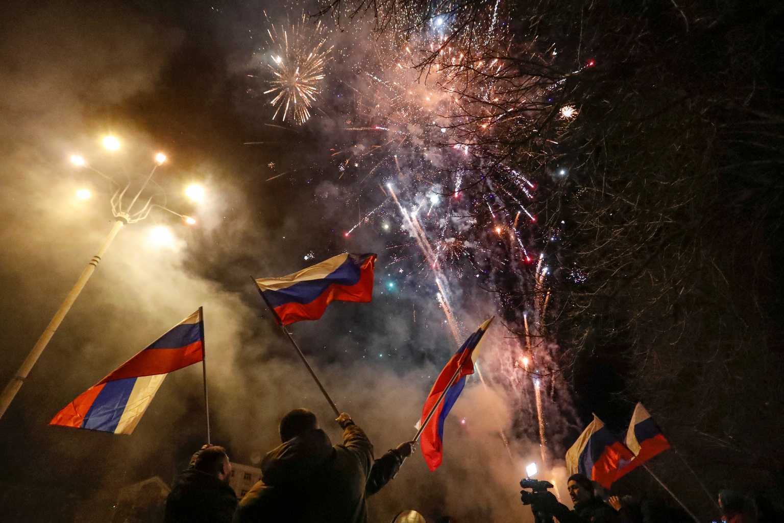 Ξέφρενοι πανηγυρισμοί στο Ντονέτσκ μετά την αναγνώριση της ανεξαρτησίας του