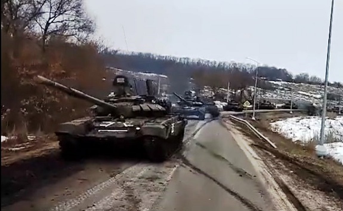 Ρωσικά τανκς και στρατιωτικά φορτηγά κατευθύνονται στα σύνορα με την Ουκρανία