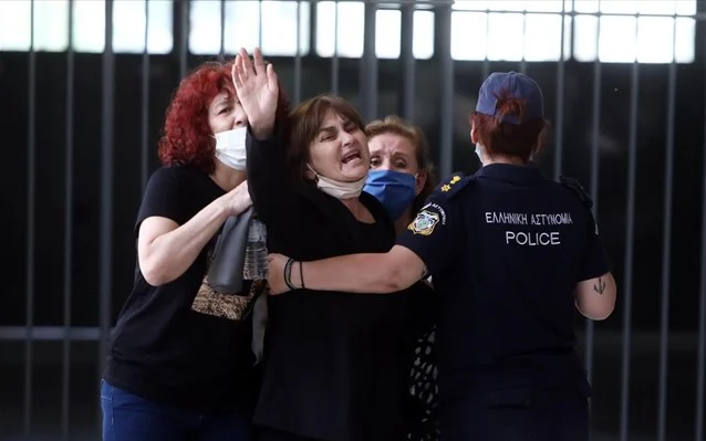 Διεκόπη η δίκη για την Ελένη Τοπαλούδη – Ξέσπασε η μητέρα του θύματος Διεκόπη η δίκη για την Ελένη Τοπαλούδη – Ξέσπασε η μητέρα του θύματος