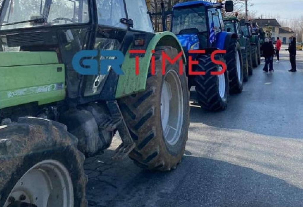 Με αναμμένες μηχανές οι αγρότες στην Κεντρική Μακεδονία
