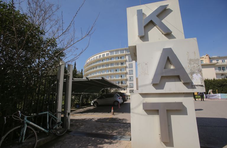 Στο ΚΑΤ νοσηλεύεται ενοικιαστής που πήδηξε από το μπαλκόνι για να μην του κάνουν έξωση Στο ΚΑΤ νοσηλεύεται ενοικιαστής που πήδηξε από το μπαλκόνι για να μην του κάνουν έξωση
