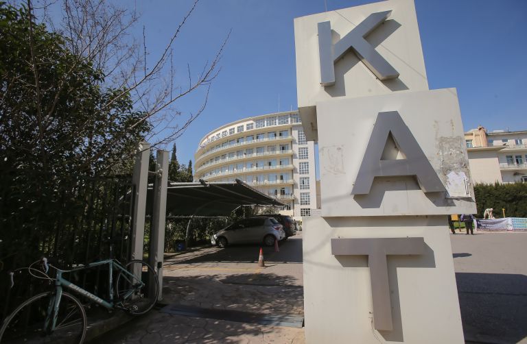 Στο ΚΑΤ νοσηλεύεται ενοικιαστής που πήδηξε από το μπαλκόνι για να μην του κάνουν έξωση