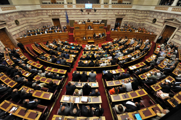 Υπερψηφίστηκε το νομοσχέδιο για τον ΕΦΚΑ στη Βουλή των Ελλήνων Υπερψηφίστηκε το νομοσχέδιο για τον ΕΦΚΑ στη Βουλή των Ελλήνων