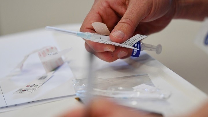 Κορωνοιός: Στα μάχη των εμβολιασμών και τα φαρμακεία