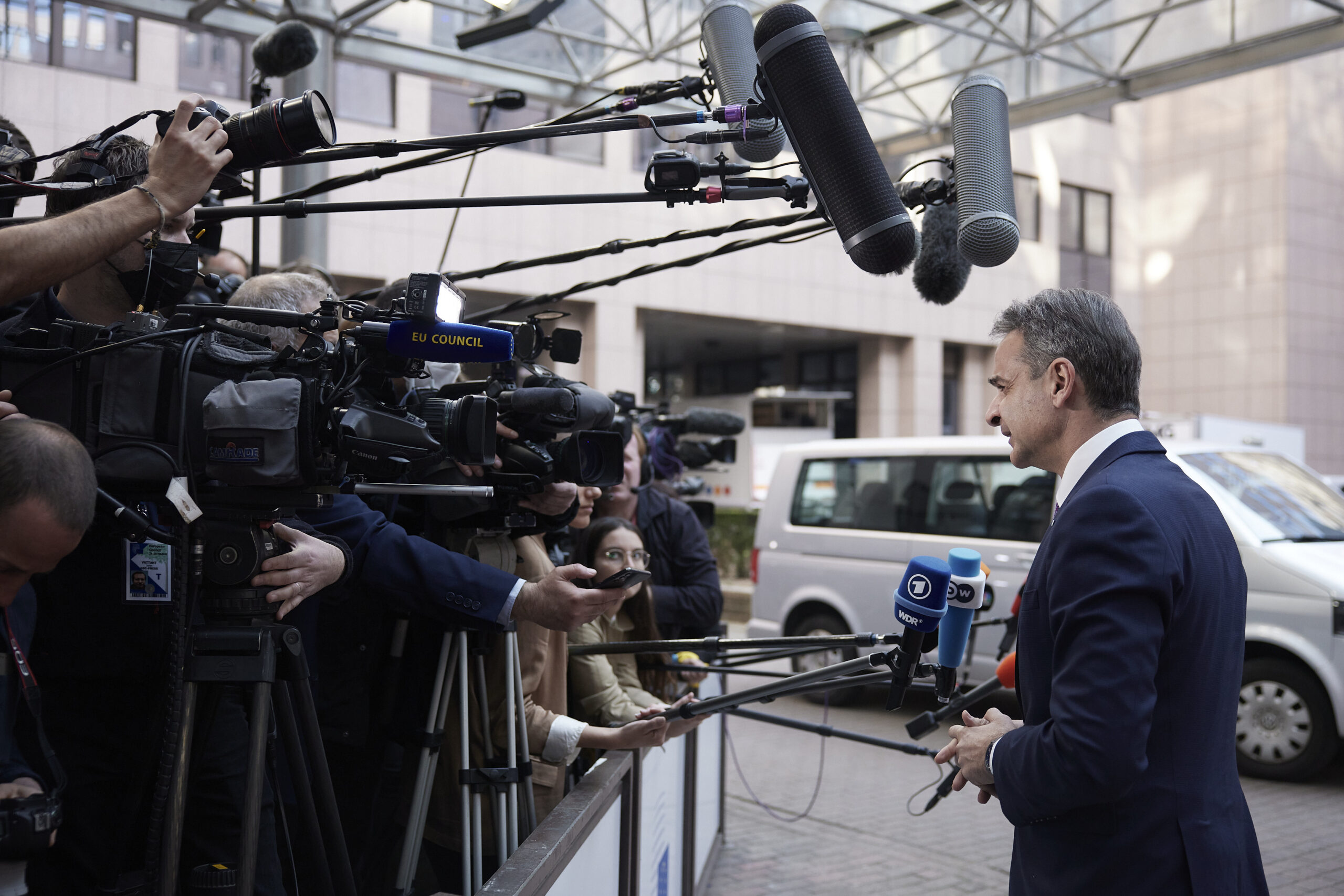 Κυριάκος Μητσοτάκης, κατά την άφιξή του  στη Σύνοδο Κορυφής του ΝΑΤΟ στις Βρυξέλλες : «Αναμένω ότι σίγουρα θα επηρεαστεί η ανάπτυξη, με βάση τις προβλέψεις μας»