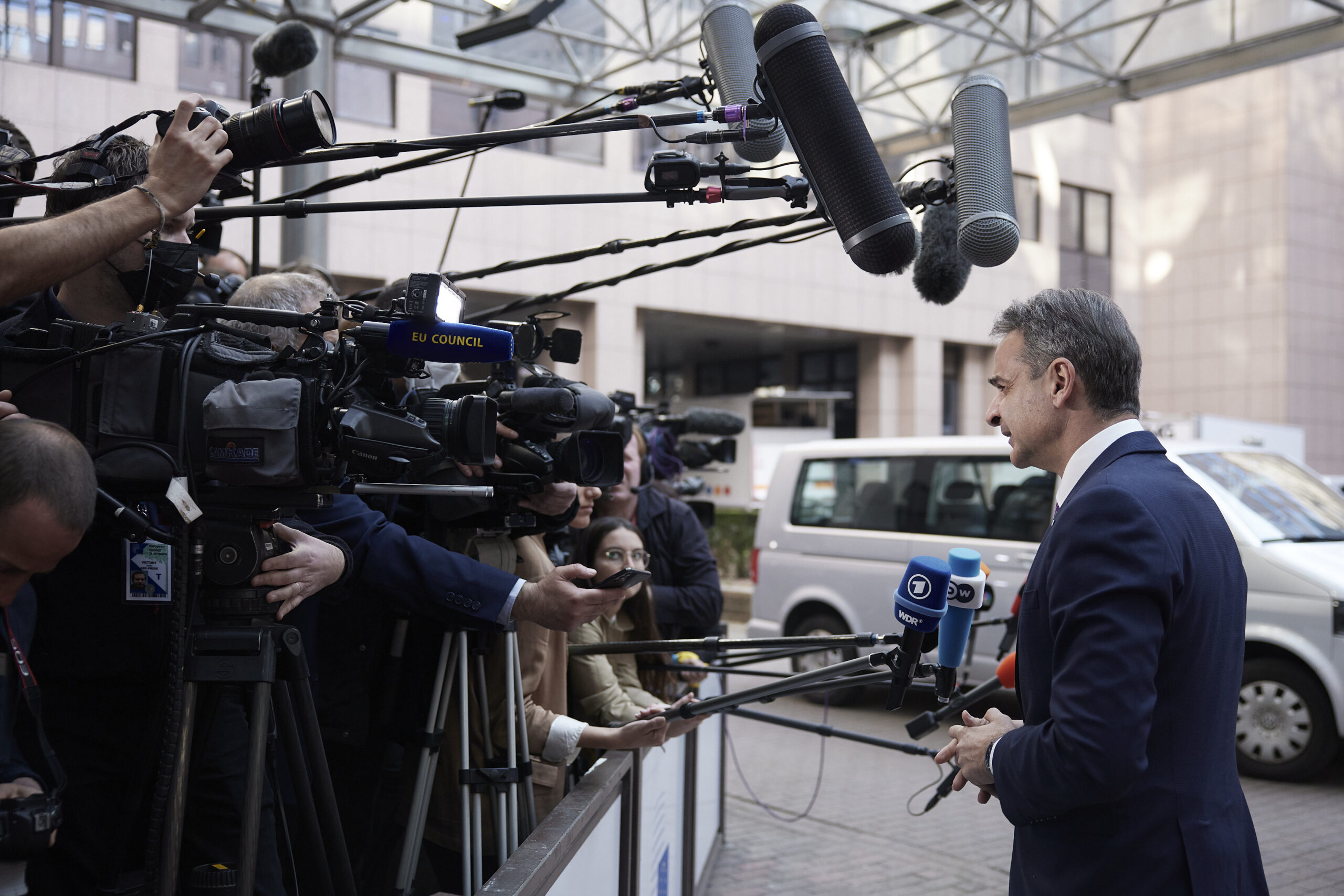 Κυριάκος Μητσοτάκης, κατά την άφιξή του στη Σύνοδο Κορυφής του ΝΑΤΟ στις Βρυξέλλες : «Αναμένω ότι σίγουρα θα επηρεαστεί η ανάπτυξη, με βάση τις προβλέψεις μας» Κυριάκος Μητσοτάκης, κατά την άφιξή του στη Σύνοδο Κορυφής του ΝΑΤΟ στις Βρυξέλλες : «Αναμένω ότι σίγουρα θα επηρεαστεί η ανάπτυξη, με βάση τις προβλέψεις μας»