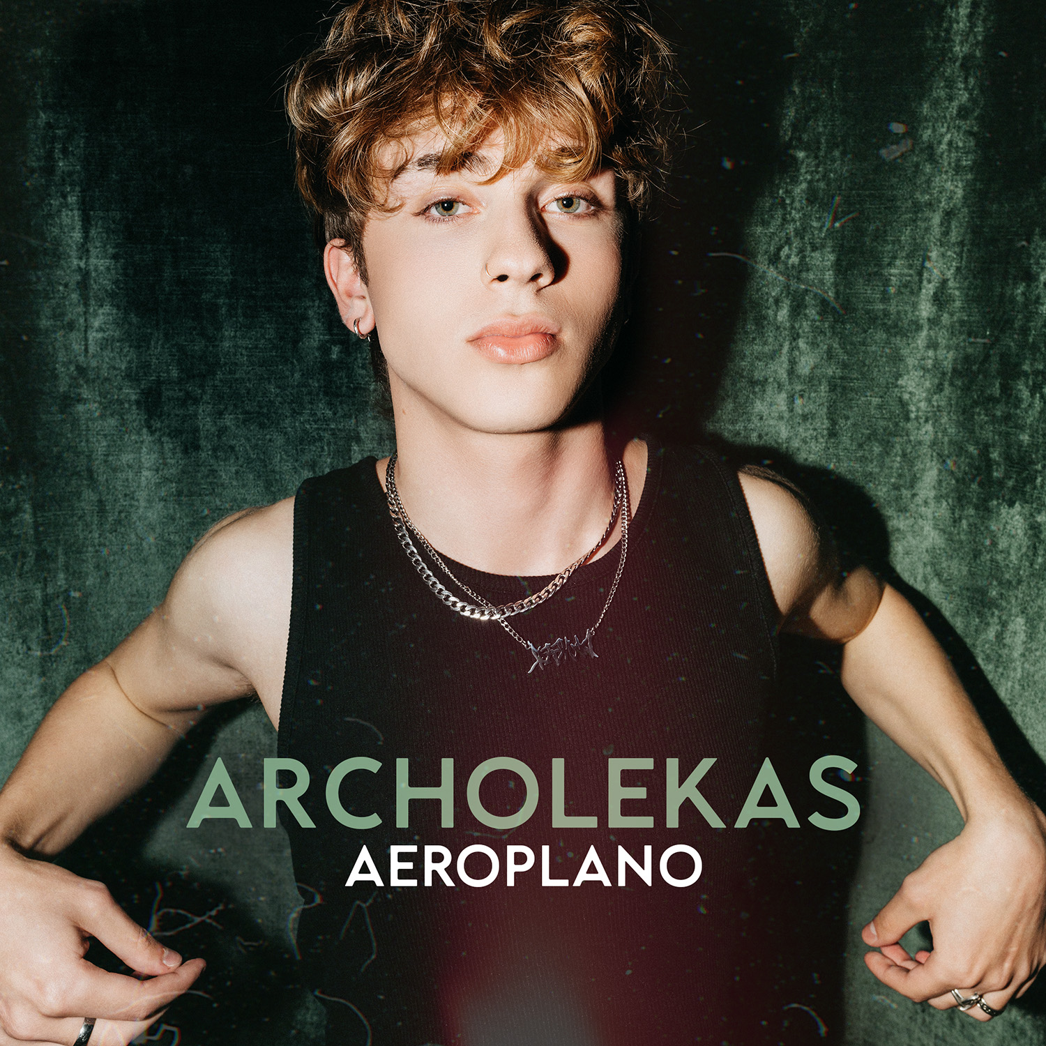 Archolekas – “Αεροπλάνο” | Με pop & urban αισθητική στο νέο του βίντεο κλιπ!