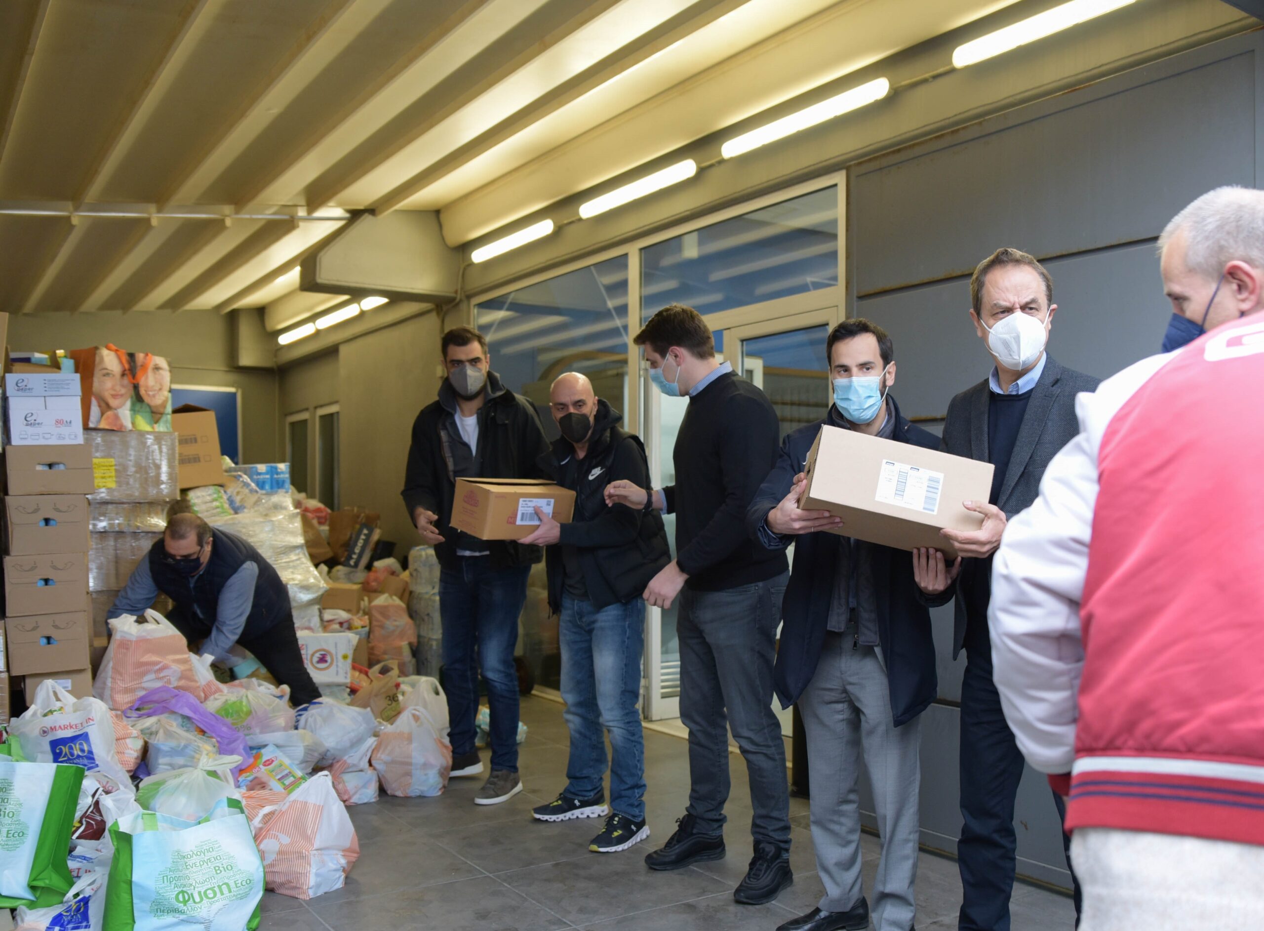 Παράδοση στον Ελληνικό Ερυθρό Σταυρό των ειδών πρώτης ανάγκης που συγκέντρωσε η Νέα Δημοκρατία για τους κατοίκους της Ουκρανίας