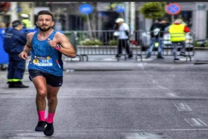 Τρομερός Τοροσιάν! Διέκοψε τον αγώνα του όταν είδε καρκινοπαθή συναθλήτριά του να καταρρέει, στάθηκε δίπλα της και μετά συνέχισε απλά για να τερματίσει… Τρομερός Τοροσιάν! Διέκοψε τον αγώνα του όταν είδε καρκινοπαθή συναθλήτριά του να καταρρέει, στάθηκε δίπλα της και μετά συνέχισε απλά για να τερματίσει…