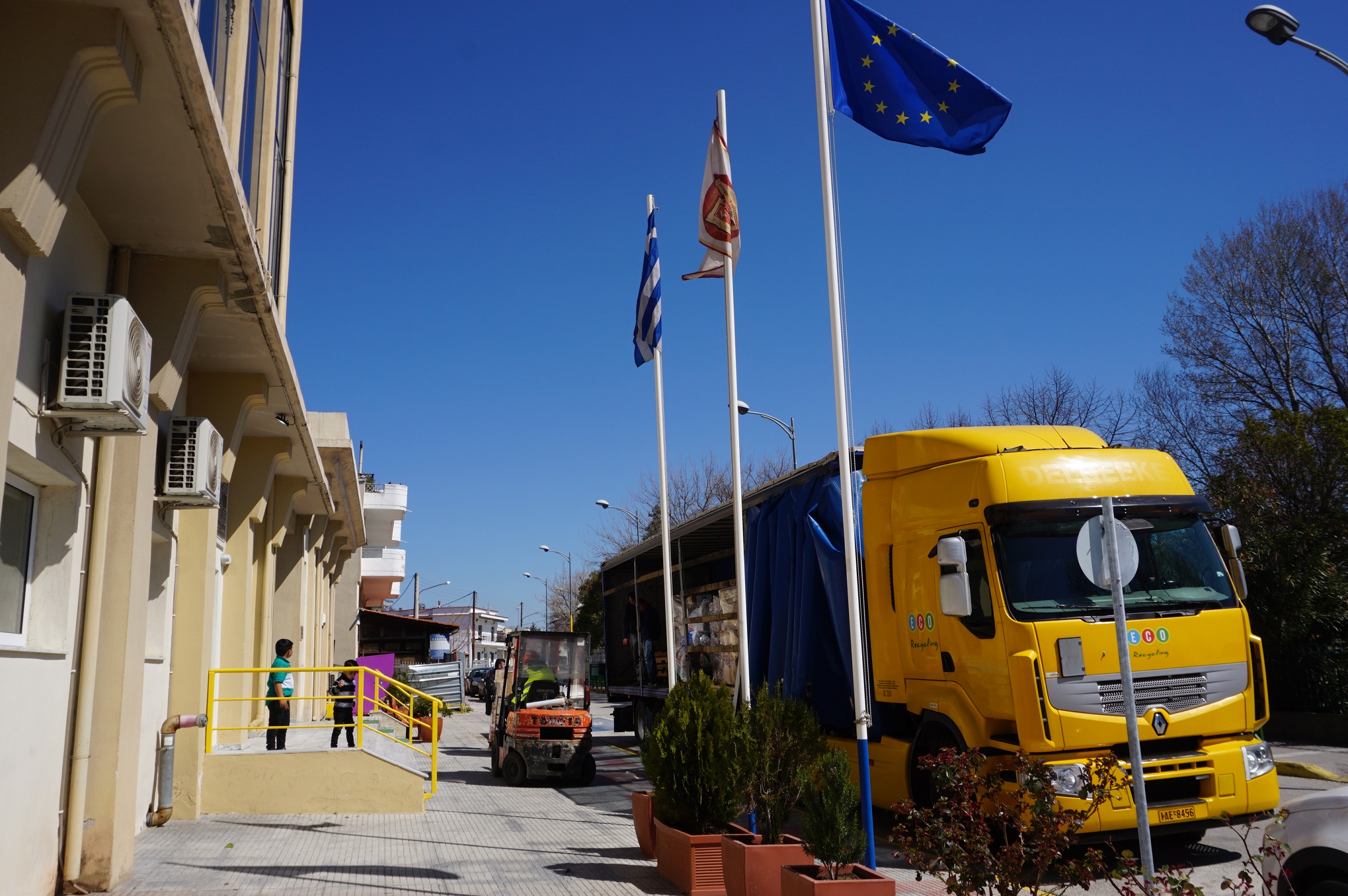 17 παλέτες αποστέλλονται στο Ουκρανικό Προξενείο στη Θεσσαλονίκη για τον Ουκρανικό Λαό 17 παλέτες αποστέλλονται στο Ουκρανικό Προξενείο στη Θεσσαλονίκη για τον Ουκρανικό Λαό
