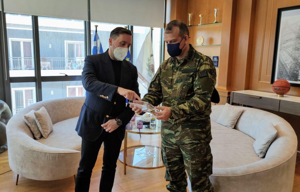 Εθιμοτυπική επίσκεψη του νέου Διοικητή της ΧΙΙ Μηχανοκίνητης Μεραρχίας Πεζικού «ΕΒΡΟΣ» στον Δήμαρχο Αλεξανδρούπολης Εθιμοτυπική επίσκεψη του νέου Διοικητή της ΧΙΙ Μηχανοκίνητης Μεραρχίας Πεζικού «ΕΒΡΟΣ» στον Δήμαρχο Αλεξανδρούπολης