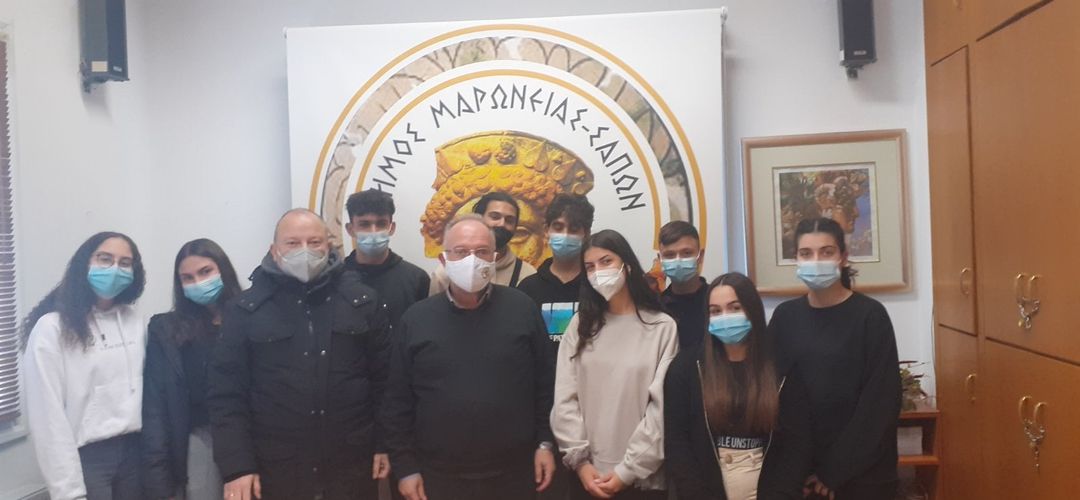 Μαθητές από το Λύκειο Σαπών στο πρόγραμμα της Βουλής των Εφήβων στο Δήμαρχο Μαρωνείας Σαπών Μαθητές από το Λύκειο Σαπών στο πρόγραμμα της Βουλής των Εφήβων στο Δήμαρχο Μαρωνείας Σαπών