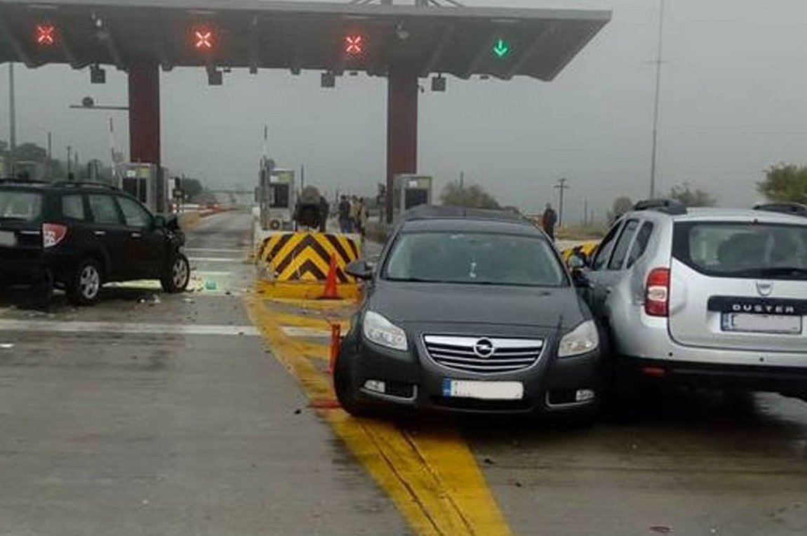 Καραμπόλα αυτοκινήτων στην Εγνατία οδό στο τμήμα από Βέροια προς Πολύμυλο Κοζάνης Καραμπόλα αυτοκινήτων στην Εγνατία οδό στο τμήμα από Βέροια προς Πολύμυλο Κοζάνης