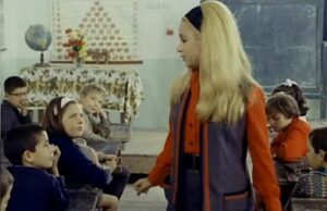 Η δασκάλα με τα ξανθά μαλλιά: Μαθήτρια της ταινίας, θυμάται… Η δασκάλα με τα ξανθά μαλλιά: Μαθήτρια της ταινίας, θυμάται…