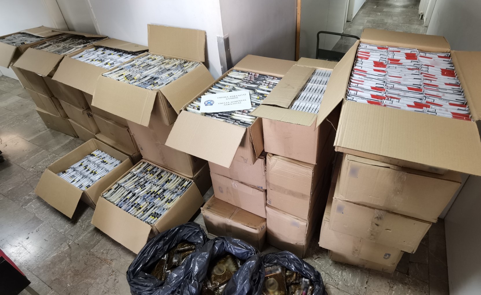 Συνελήφθη ημεδαπός ο οποίος εντοπίσθηκε να κατέχει 8.545 συσκευασίες με λαθραίο καπνό, 58 συσκευασίες λαθραίου αρωματικού καπνού, 500 πακέτα λαθραίων τσιγάρων και μικροποσότητα κάνναβης Συνελήφθη ημεδαπός ο οποίος εντοπίσθηκε να κατέχει 8.545 συσκευασίες με λαθραίο καπνό, 58 συσκευασίες λαθραίου αρωματικού καπνού, 500 πακέτα λαθραίων τσιγάρων και μικροποσότητα κάνναβης