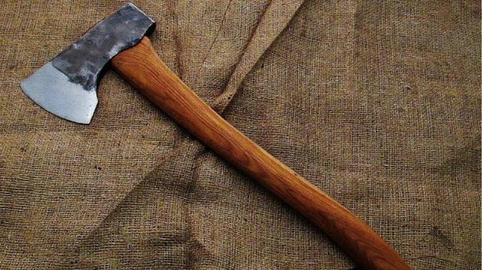 70χρονος επιτέθηκε στο γιο του με τσεκούρι σε περιοχή της Πέλλας 70χρονος επιτέθηκε στο γιο του με τσεκούρι σε περιοχή της Πέλλας