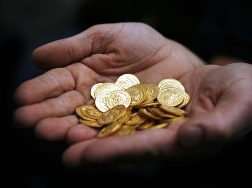 Άγνωστοι αφαίρεσαν από ηλικιωμένο άτομο 500 ευρώ, 30 χρυσές λίρες και χρυσαφικά