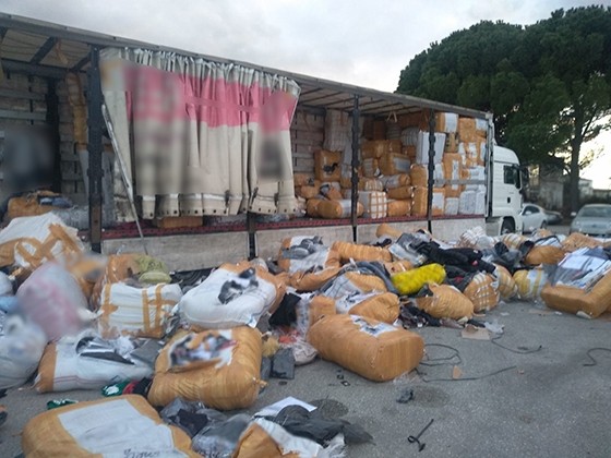 Μπλόκο σε 15 τόνους «μαϊμού» προϊόντα Μπλόκο σε 15 τόνους «μαϊμού» προϊόντα