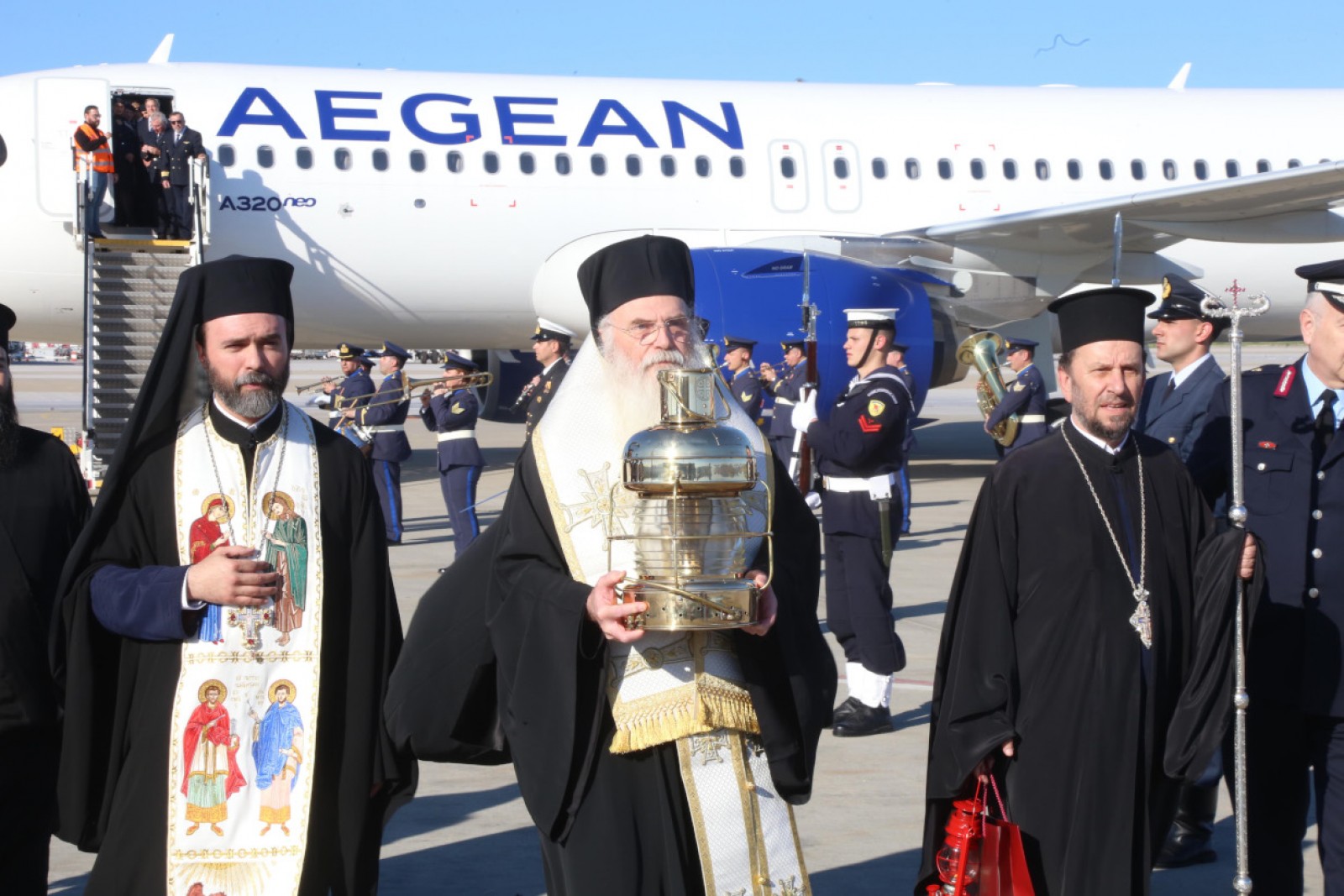 Το Μεγάλο Σάββατο το Άγιο Φως στην Ελλάδα Το Μεγάλο Σάββατο το Άγιο Φως στην Ελλάδα