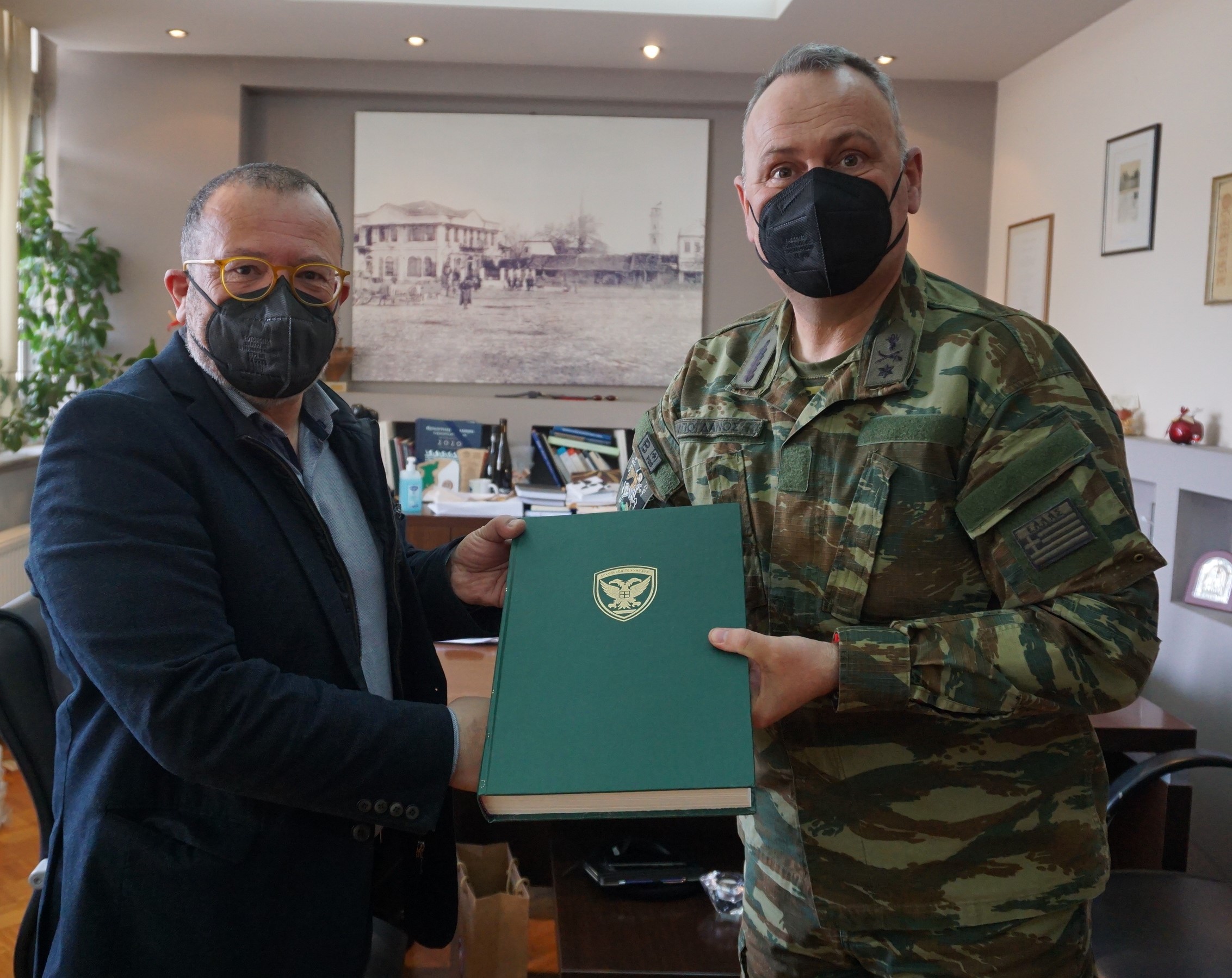 Εθιμοτυπική επίσκεψη του νέου Διοικητή της ΧΧΙ Τεθωρακισμένης Ταξιαρχίας στον Δήμαρχο Κομοτηνής Εθιμοτυπική επίσκεψη του νέου Διοικητή της ΧΧΙ Τεθωρακισμένης Ταξιαρχίας στον Δήμαρχο Κομοτηνής