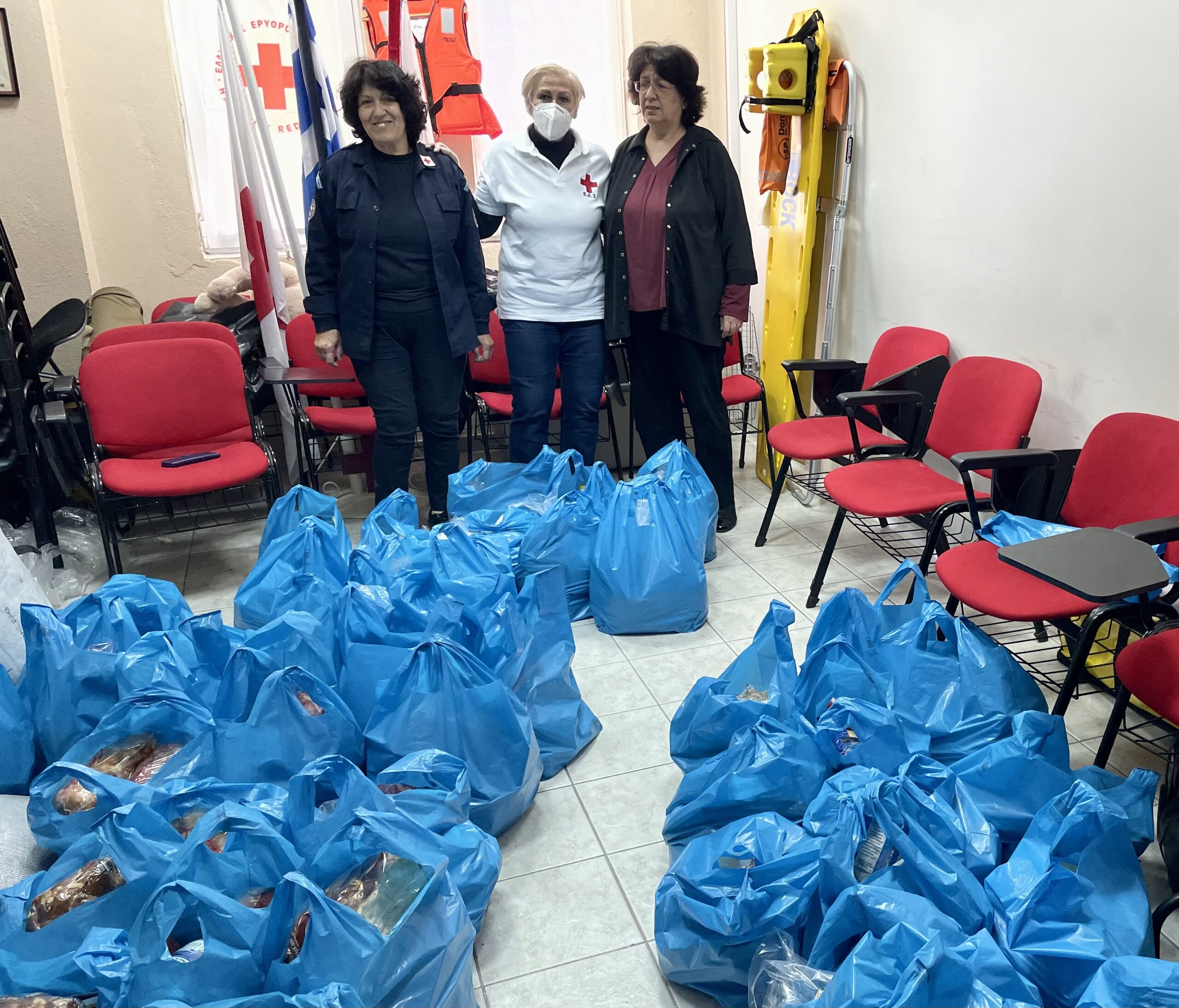 Διανομή Τροφίμων από τον Ελληνικό Ερυθρό Σταυρό Διανομή Τροφίμων από τον Ελληνικό Ερυθρό Σταυρό