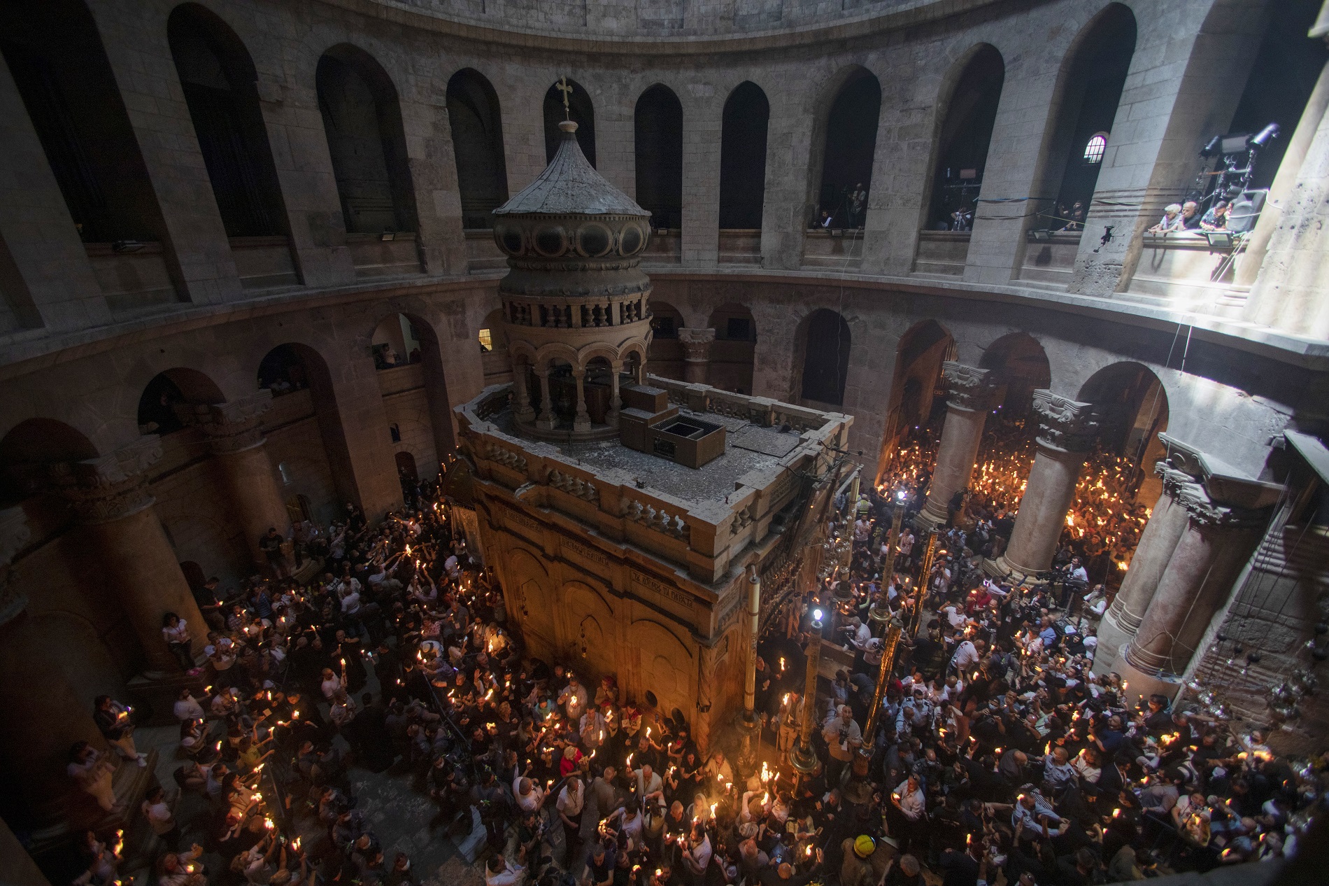 Πραγματοποιήθηκε η Αφή του Αγίου Φωτός στα Ιεροσόλυμα – Η ώρα που θα φτάσει και στην Ελλάδα