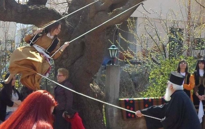«Στη Γρατινή κάνουμε κούνιες στη γιορτή του Αγίου Γεωργίου» «Στη Γρατινή κάνουμε κούνιες στη γιορτή του Αγίου Γεωργίου»