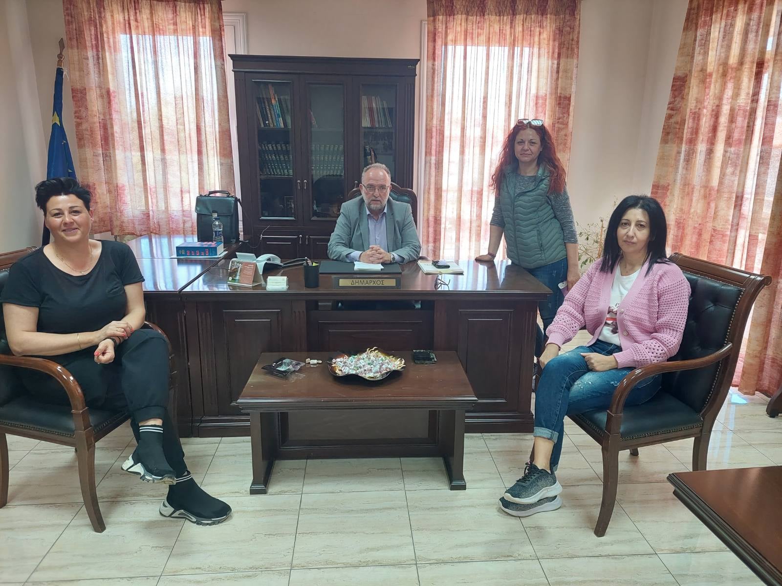 Συνάντηση Δημάρχου Μαρωνείας Σαπών με το Σύλλογο Γυναικών Ξυλαγανής Συνάντηση Δημάρχου Μαρωνείας Σαπών με το Σύλλογο Γυναικών Ξυλαγανής