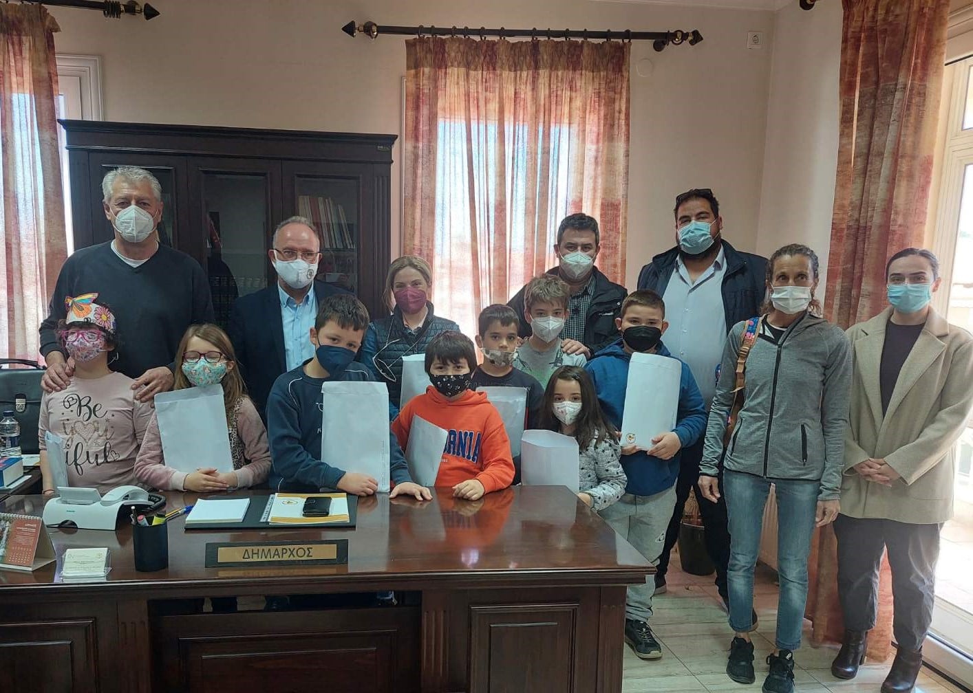 Ο Δήμαρχος Μαρωνείας Σαπών βράβευσε μαθητές του Δημοτικού Σχολείου Ξυλαγανής