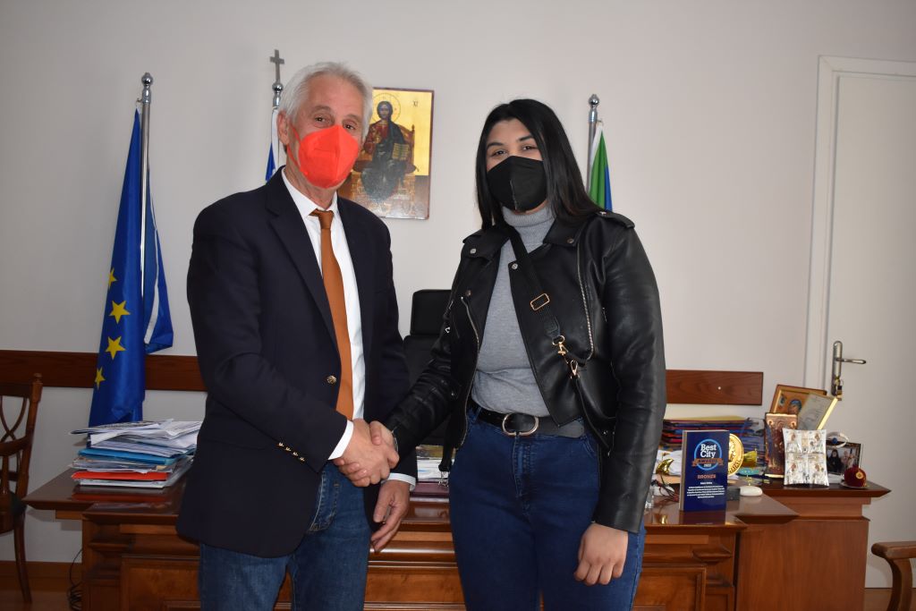 Ο Δήμαρχος Ξάνθης συνάντησε τη 17χρονη συγγραφέα από το Δροσερό Ο Δήμαρχος Ξάνθης συνάντησε τη 17χρονη συγγραφέα από το Δροσερό