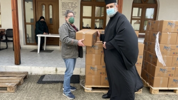 Διανομή δεμάτων με τρόφιμα σε άπορες οικογένειες από την Ι.Μ. Μαρωνείας και Κομοτηνής Διανομή δεμάτων με τρόφιμα σε άπορες οικογένειες από την Ι.Μ. Μαρωνείας και Κομοτηνής