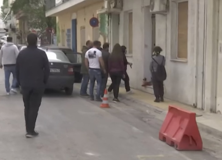 Η αδερφή της Ρούλας πέταξε τα λουλούδια από την πόρτα που άφησε ο κόσμος για τα τρία νεκρά κορίτσια Η αδερφή της Ρούλας πέταξε τα λουλούδια από την πόρτα που άφησε ο κόσμος για τα τρία νεκρά κορίτσια