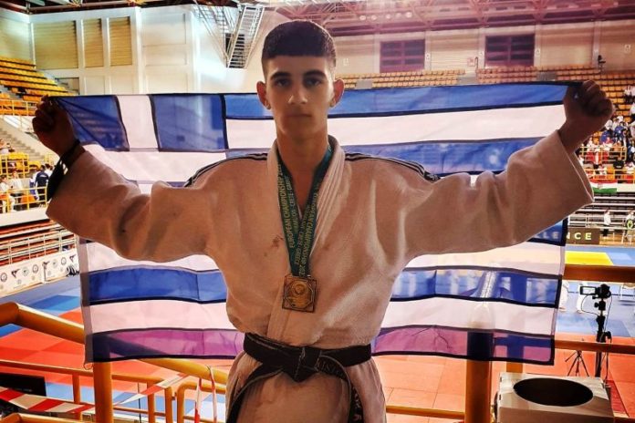 Ο Δήμαρχος Κομοτηνής συγχαίρει τον αθλητή Ζίου Ζίτσου Βαγγέλη Χριστόπουλο Ο Δήμαρχος Κομοτηνής συγχαίρει τον αθλητή Ζίου Ζίτσου Βαγγέλη Χριστόπουλο