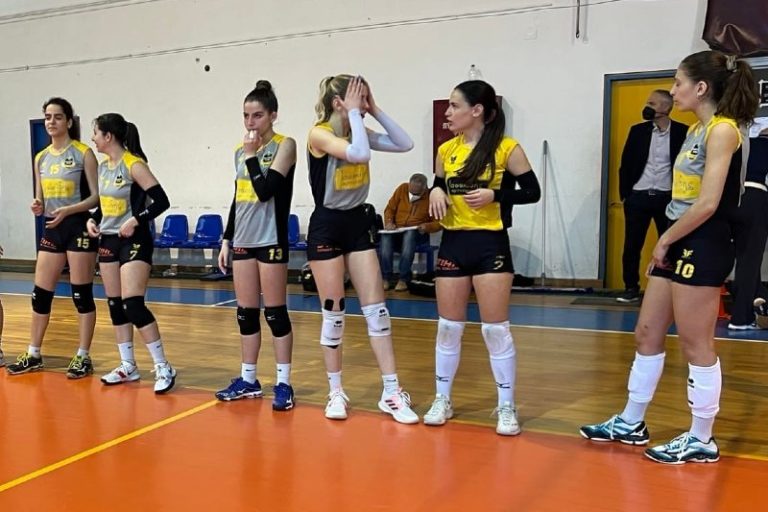 «Τα κορίτσια της ΑΕ Κομοτηνής βγήκαν στους δρόμους και ψάχνουν μόνα τους χορηγίες να παίξουν στα μπαράζ… η διοίκηση τα εγκατέλειψε»!; «Τα κορίτσια της ΑΕ Κομοτηνής βγήκαν στους δρόμους και ψάχνουν μόνα τους χορηγίες να παίξουν στα μπαράζ… η διοίκηση τα εγκατέλειψε»!;