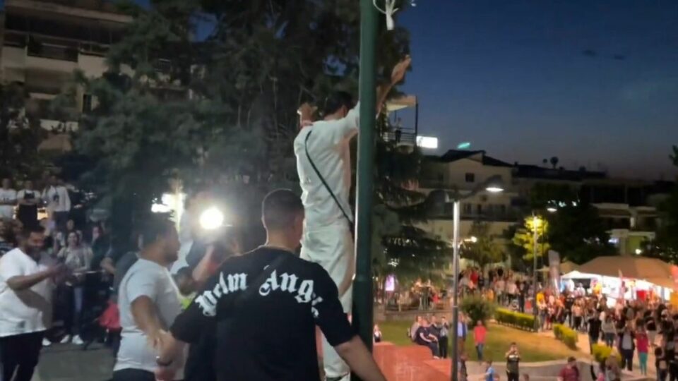 Survivor 5: Επική υποδοχή επεφύλαξαν για τον Κατσαούνη στα Φάρσαλα! (+ Video) Survivor 5: Επική υποδοχή επεφύλαξαν για τον Κατσαούνη στα Φάρσαλα! (+ Video)