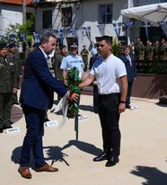 Ο Δημήτρης Χαρίτου στην εκδήλωση προς τιμή των νεκρών μουσουλμάνων στρατιωτών στο Ωραίο της Μύκης Ο Δημήτρης Χαρίτου στην εκδήλωση προς τιμή των νεκρών μουσουλμάνων στρατιωτών στο Ωραίο της Μύκης